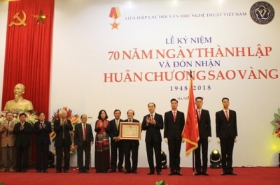 Liên hiệp các Hội Văn học nghệ thuật Việt Nam đón nhận Huân chương Sao Vàng